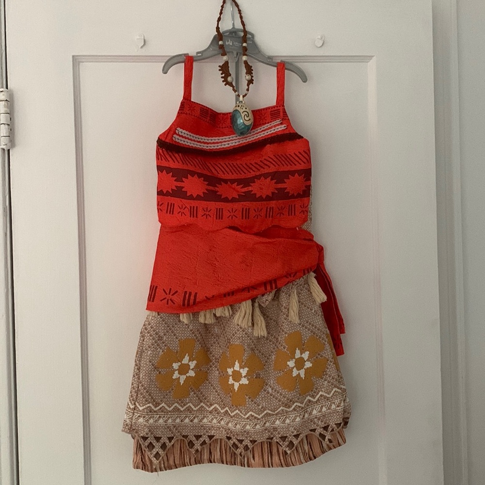 Moana Costume for Kids - 5/6 - and the Heart of Tafiti light up necklace!